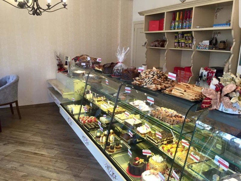 Vanzatoare pentru cofetaria Casa Victoria,